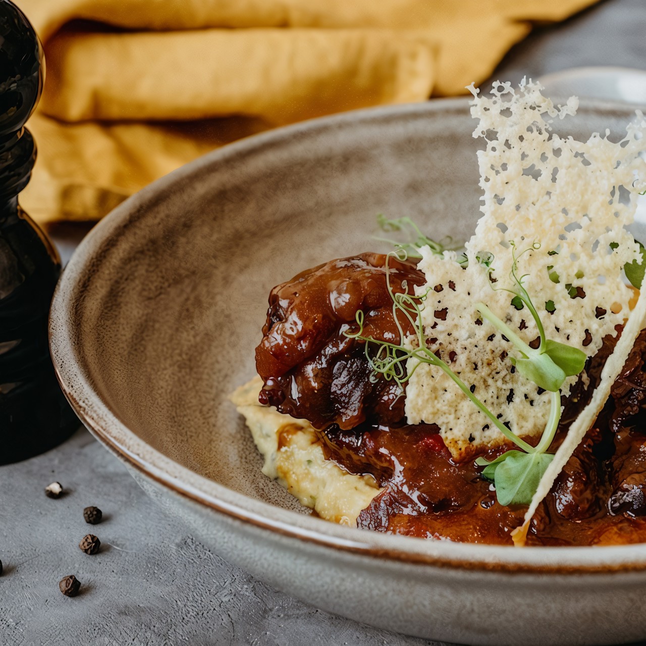 Говяжьи щечки с полентой