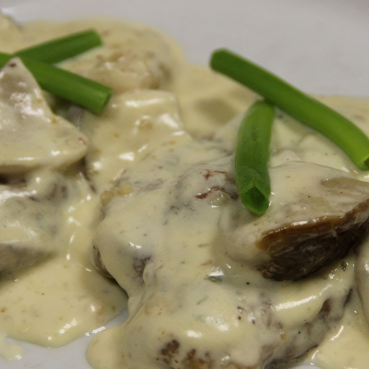 Говяжий язык под ореховым соусом