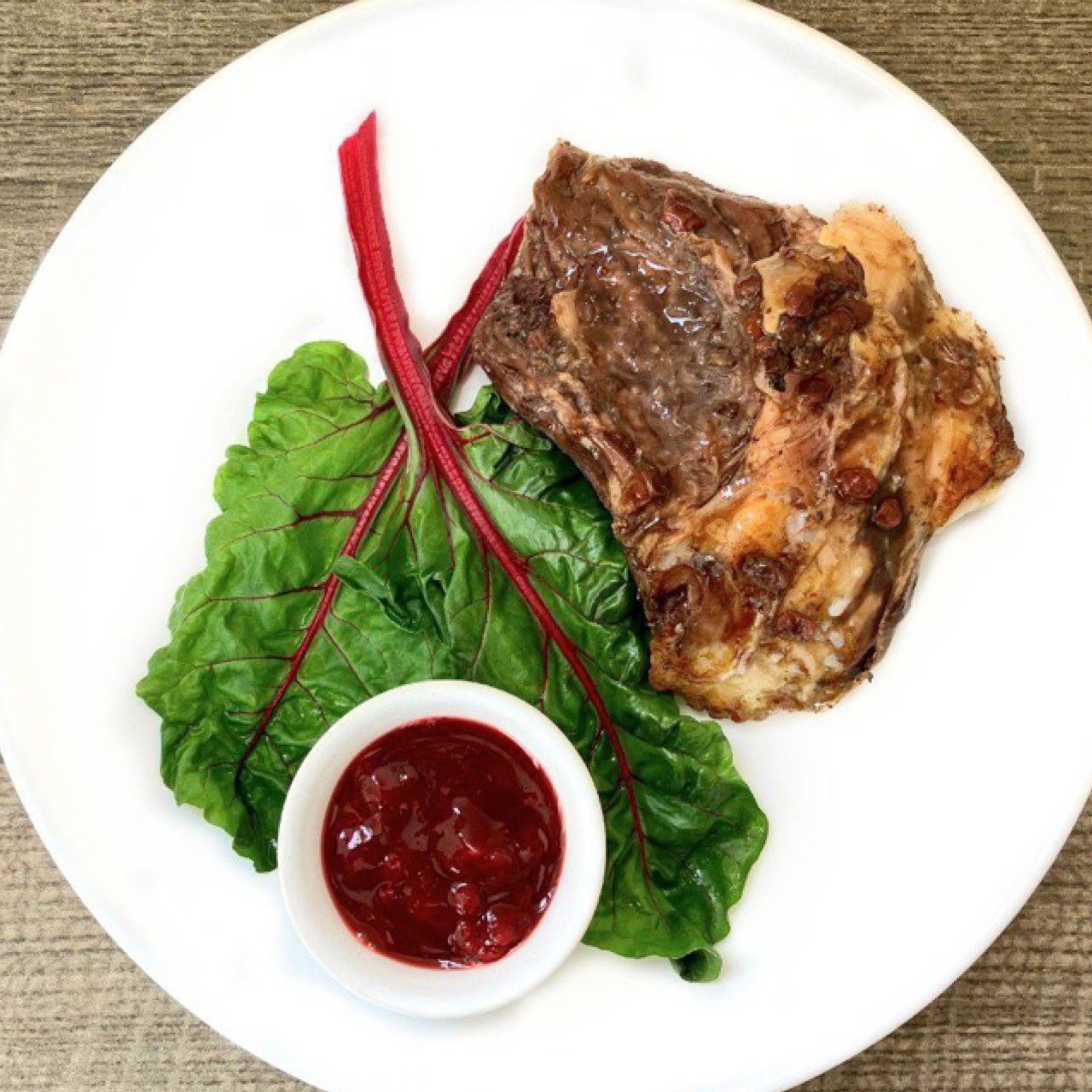 Говяжья грудинка с брусничным соусом