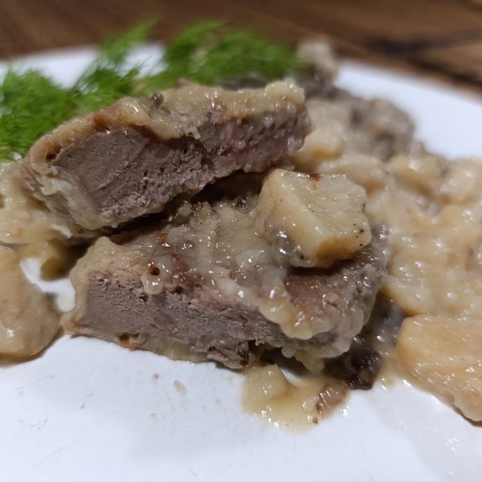 Говяжья печень тушеная с айвой