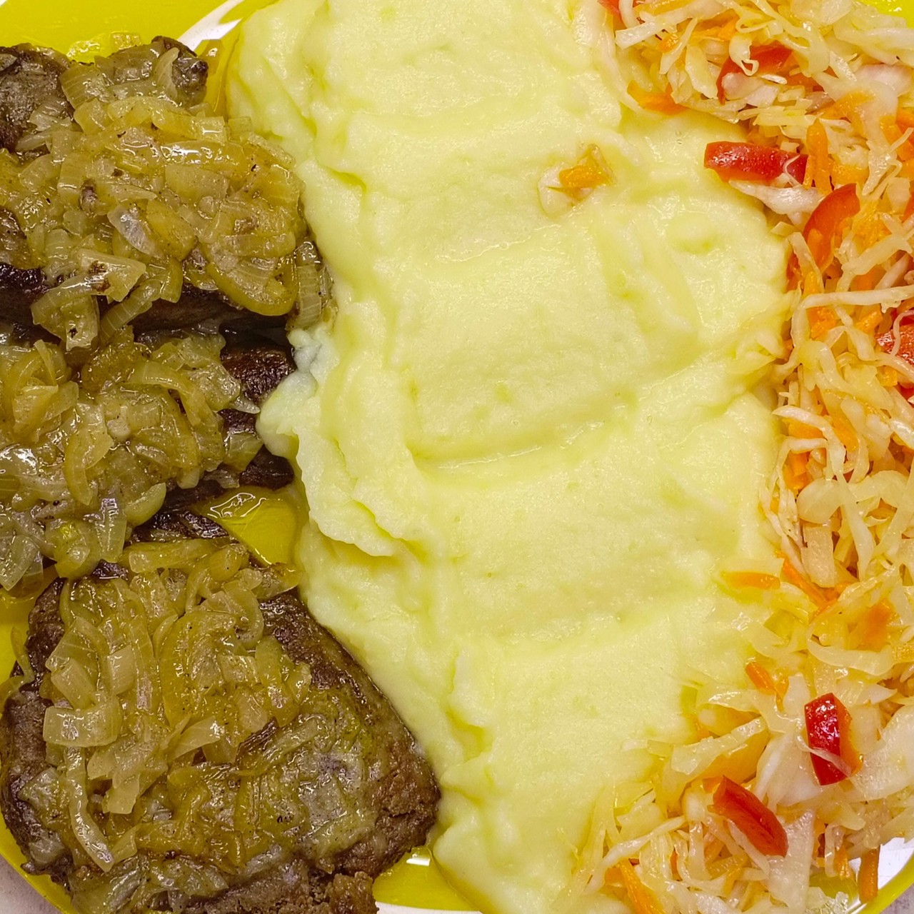 Говяжья печень в сливочно-луковом соусе