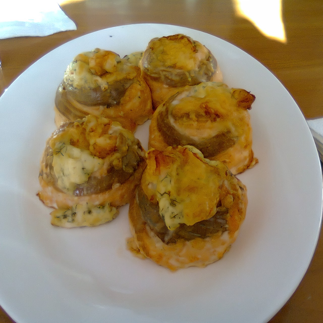 Гратини (рулетики из семги с креветками и сыром, запеченные в духовке)