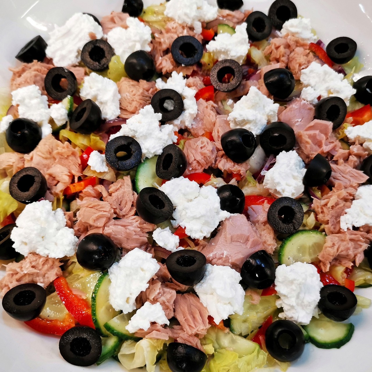 Греческий салат с тунцом
