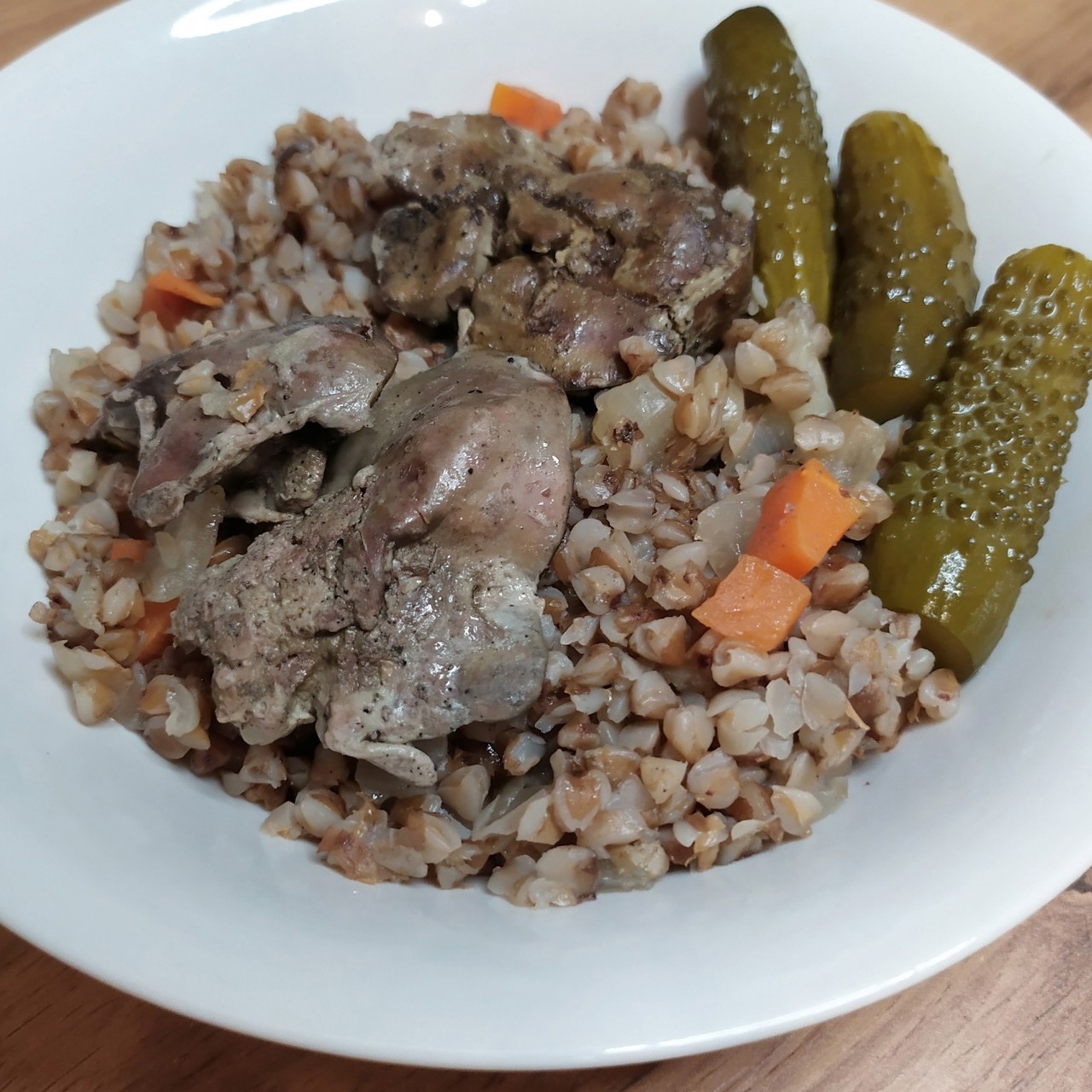 Гречка с куриной печенью и овощами