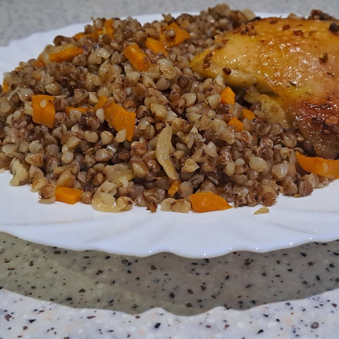 Гречка с куриными бедрами в духовке