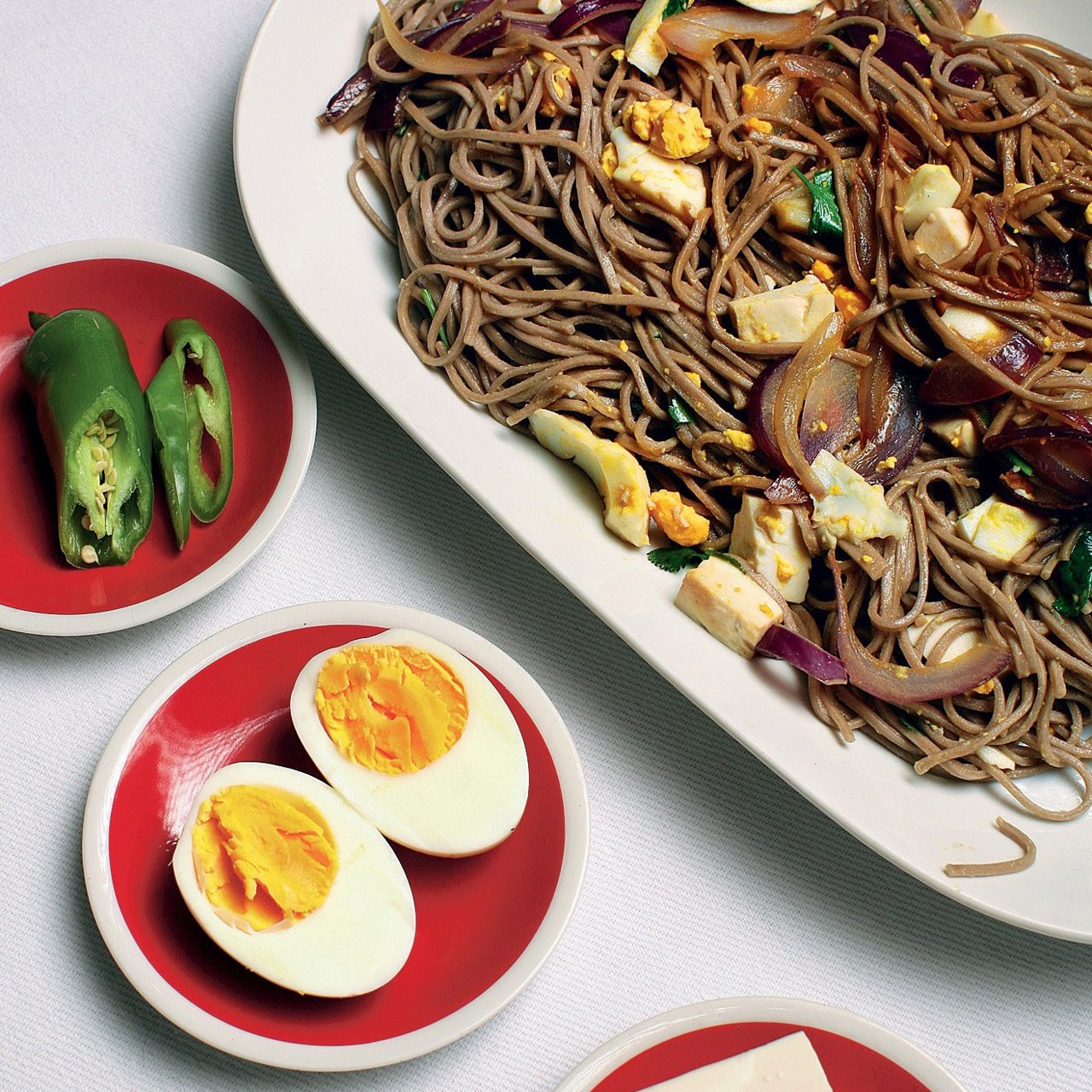 Гречневая лапша с яйцами и сыром тофу