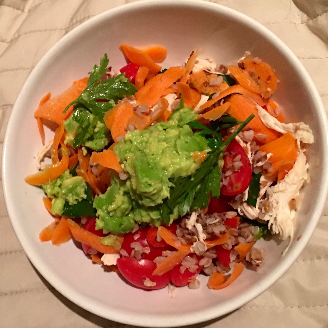 Гречневая крупа с авокадо, помидорами черри и кунжутом