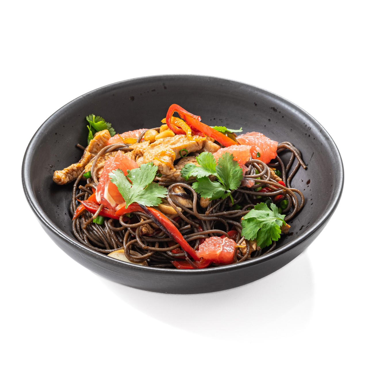 Гречневая лапша с индейкой и арахисом в азиатском стиле