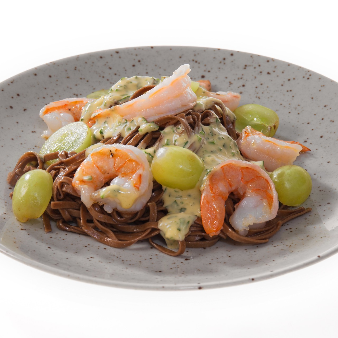 Гречневая лапша с креветками, виноградом и зеленым соусом айоли