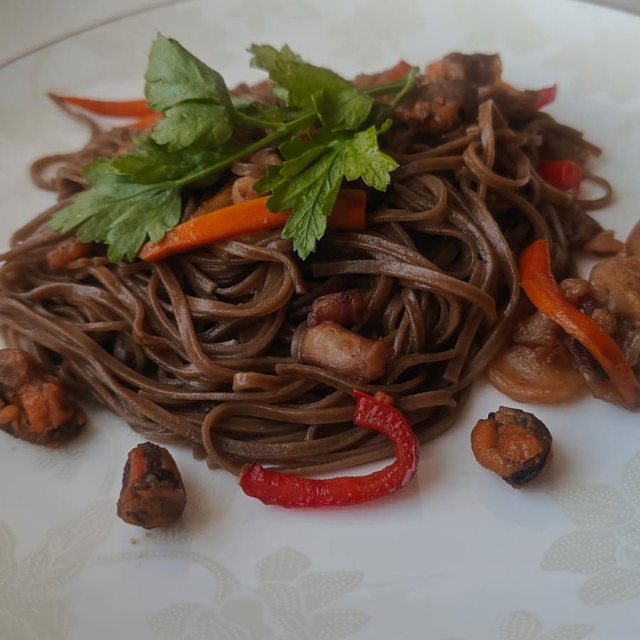 Гречневая лапша с морепродуктами