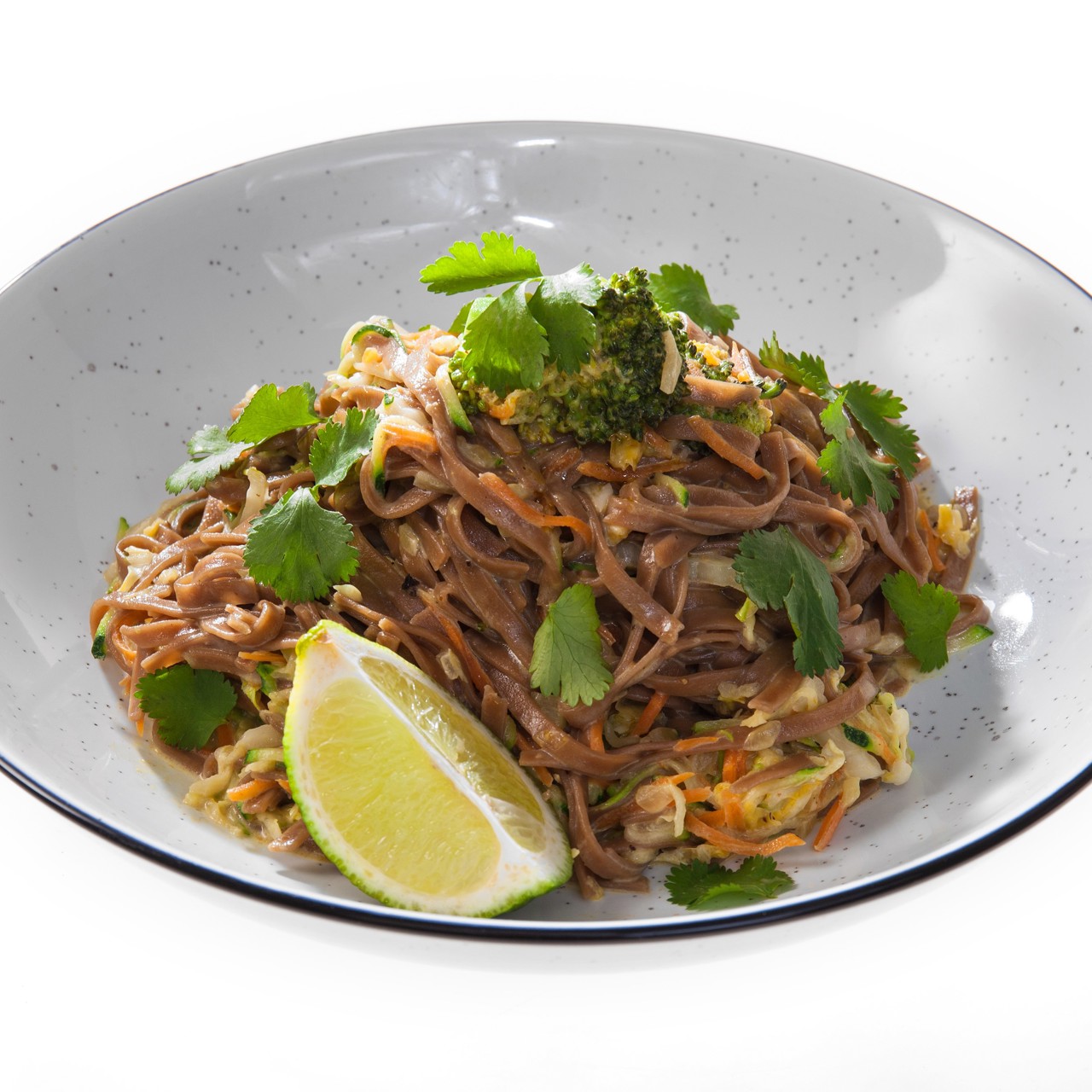 Гречневая лапша с зелеными овощами в кокосовом соусе