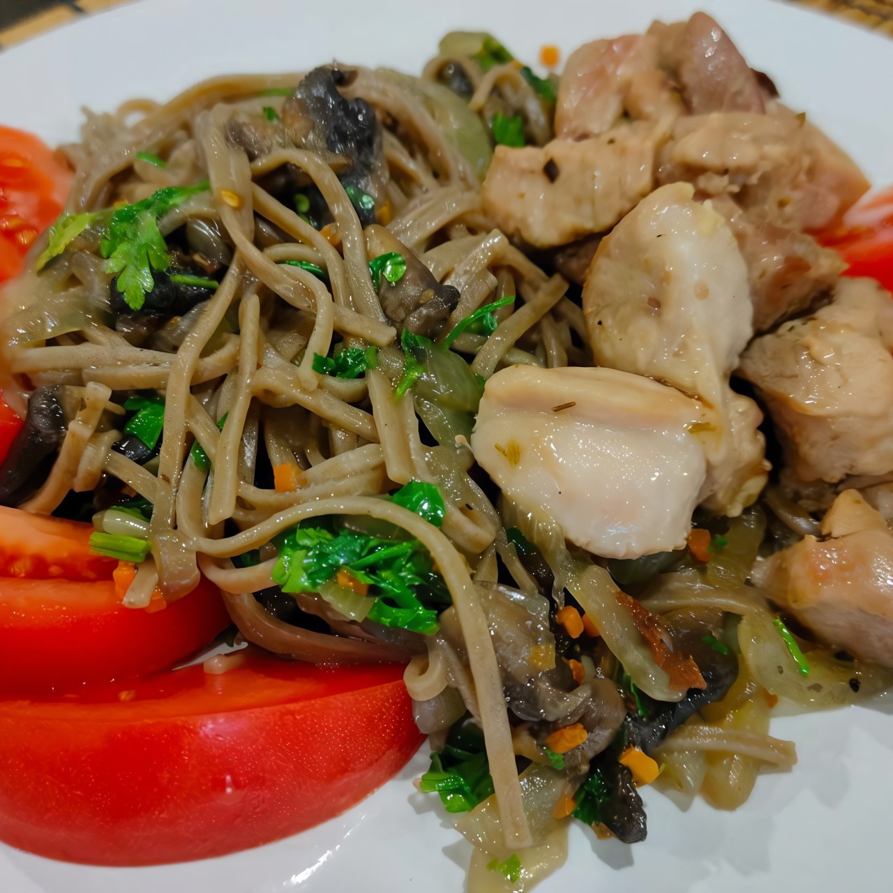 Гречневая лапша (соба) с грибами, луком и индейкой