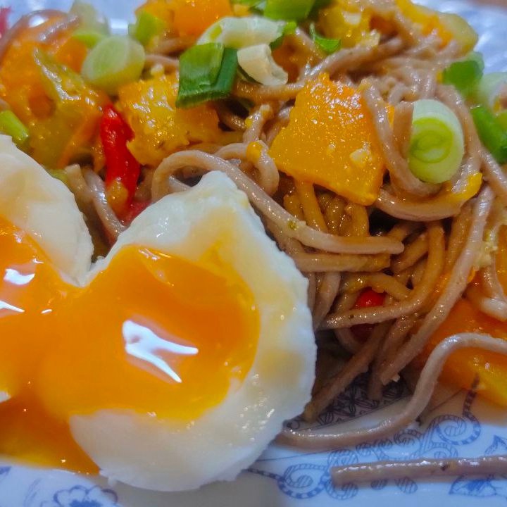 Гречневая лапша (соба) с сезонными овощами