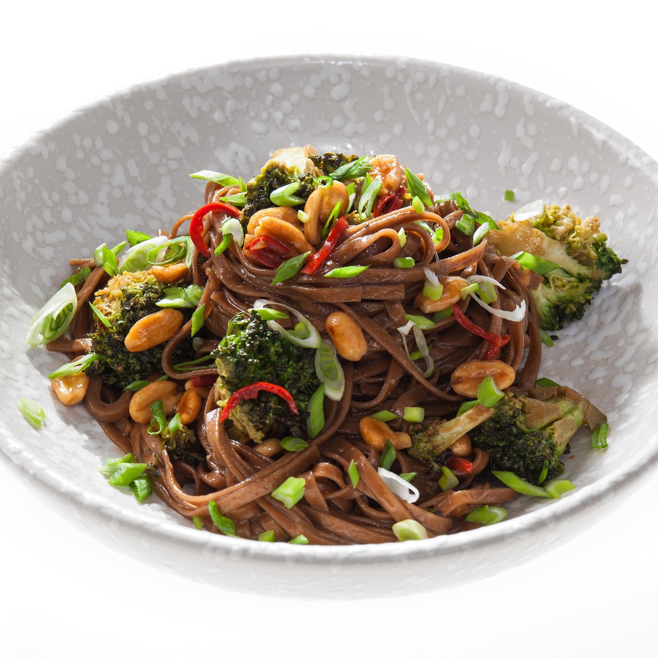 Гречневая лапша стир-фрай с брокколи и арахисом