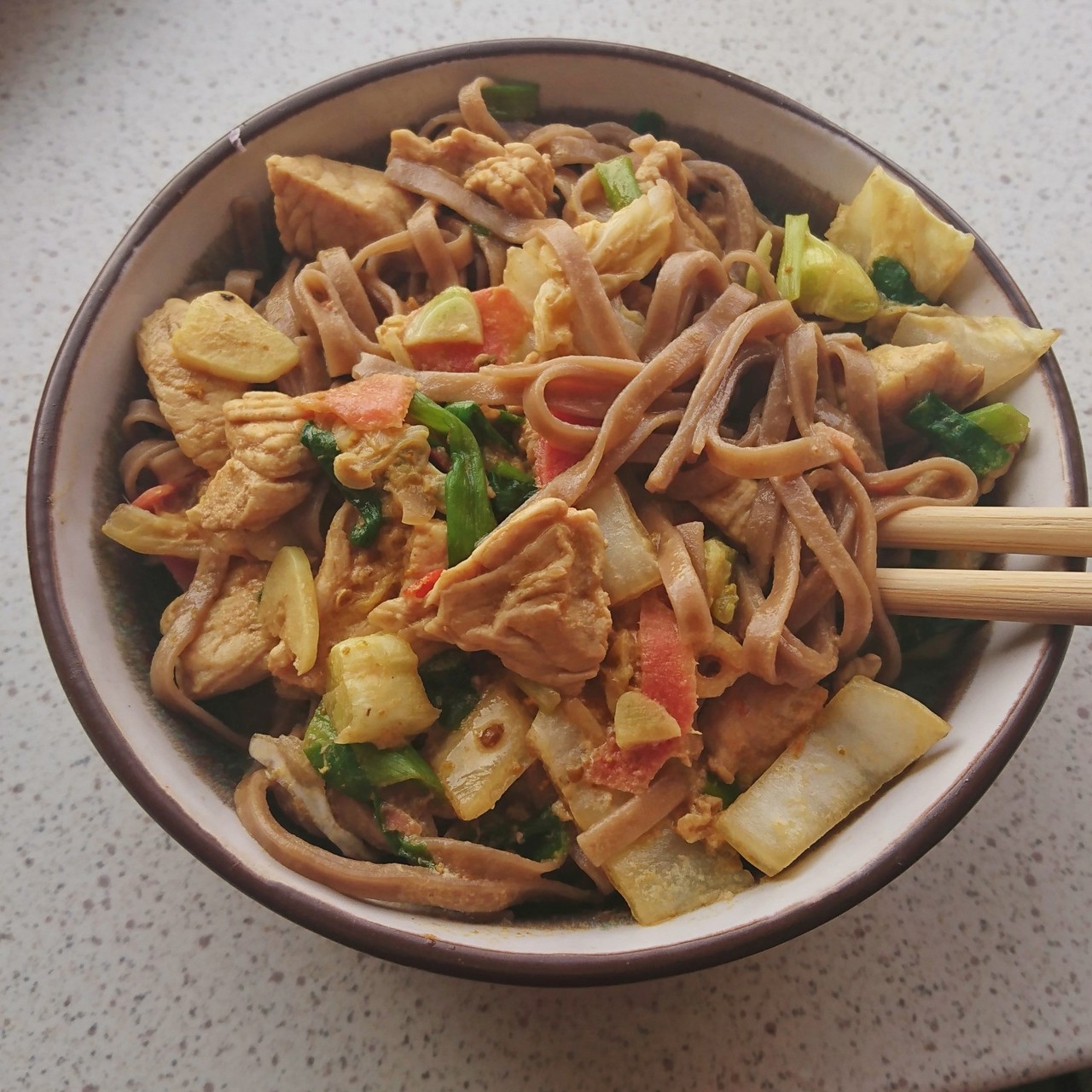 Гречневая лапша в карри-соусе с индейкой и  кокосовым молоком