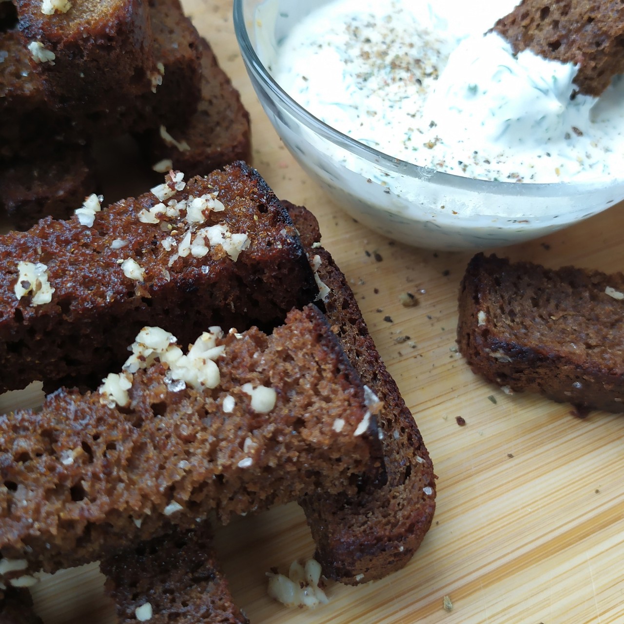 Гренки чесночные из бородинского хлеба