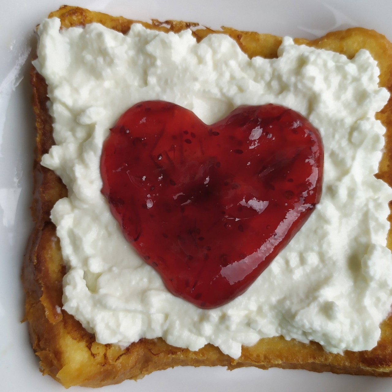 Гренки с рикоттой и клюквенным джемом