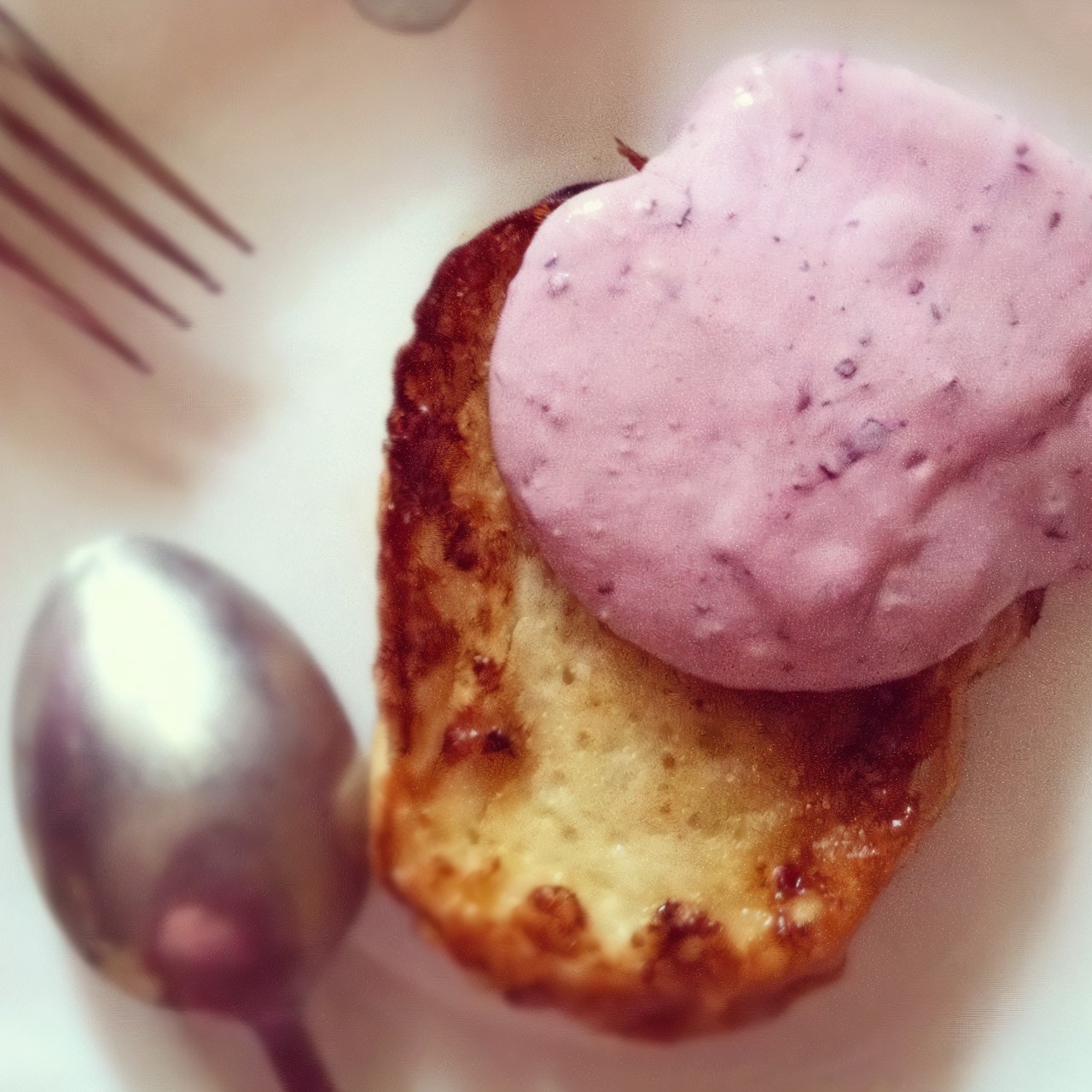 Гренки с творожно-ягодным соусом