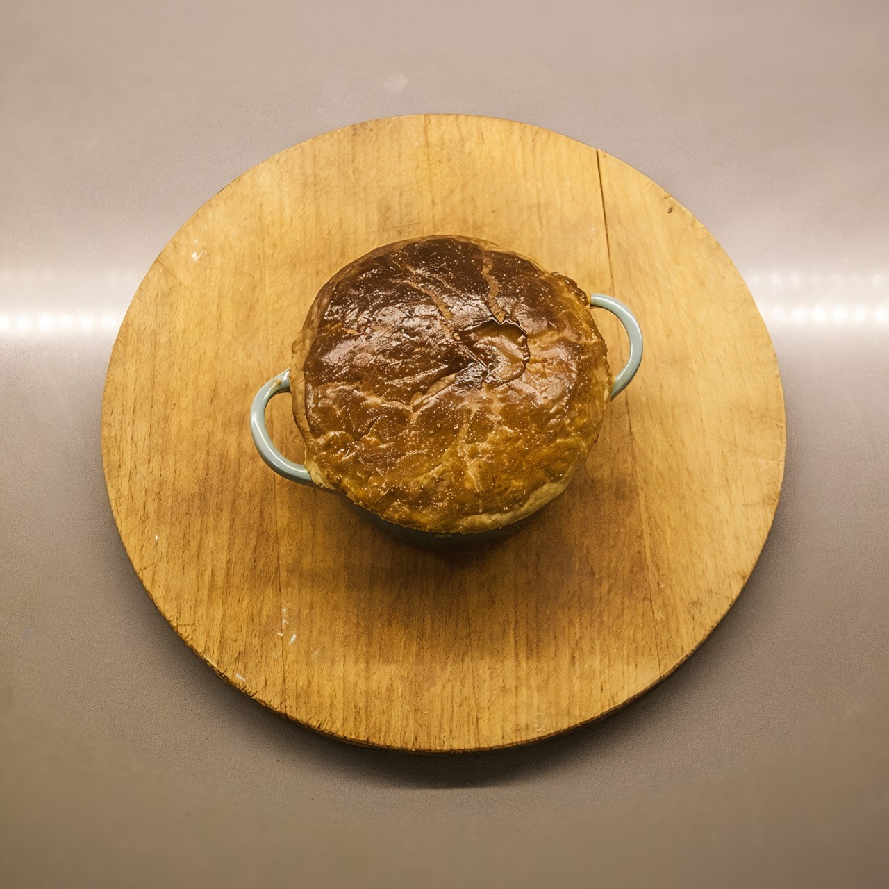 Грибное фрикасе под куполом из слоеного теста