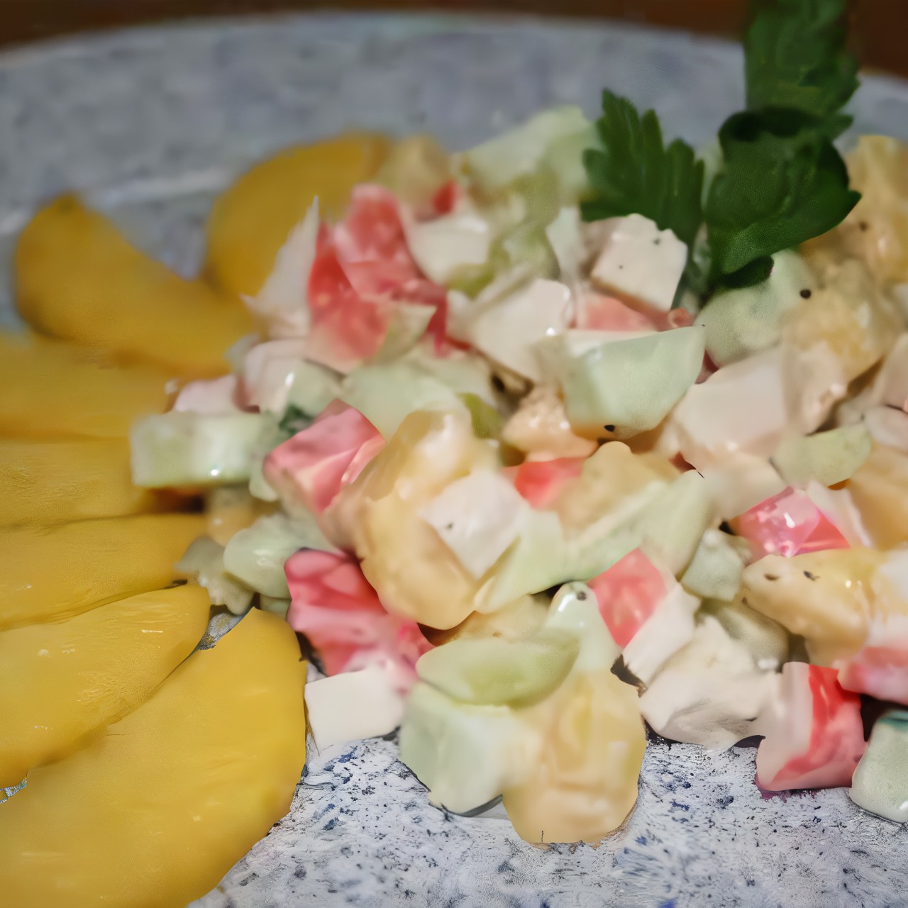 Грибной салат с ананасами и крабовым мясом