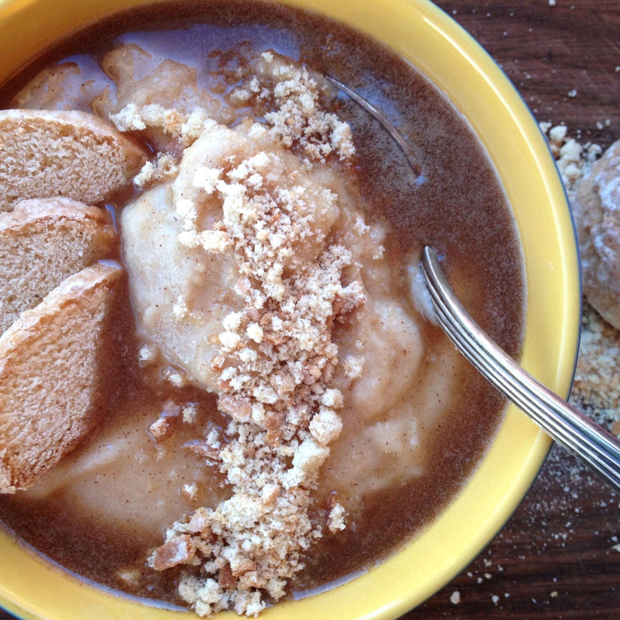 Грушевая манная каша с имбирем, пряничной крошкой и коричным соусом