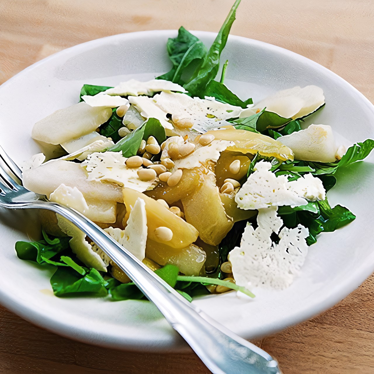 Грушевый салат с рукколой и овечьим сыром