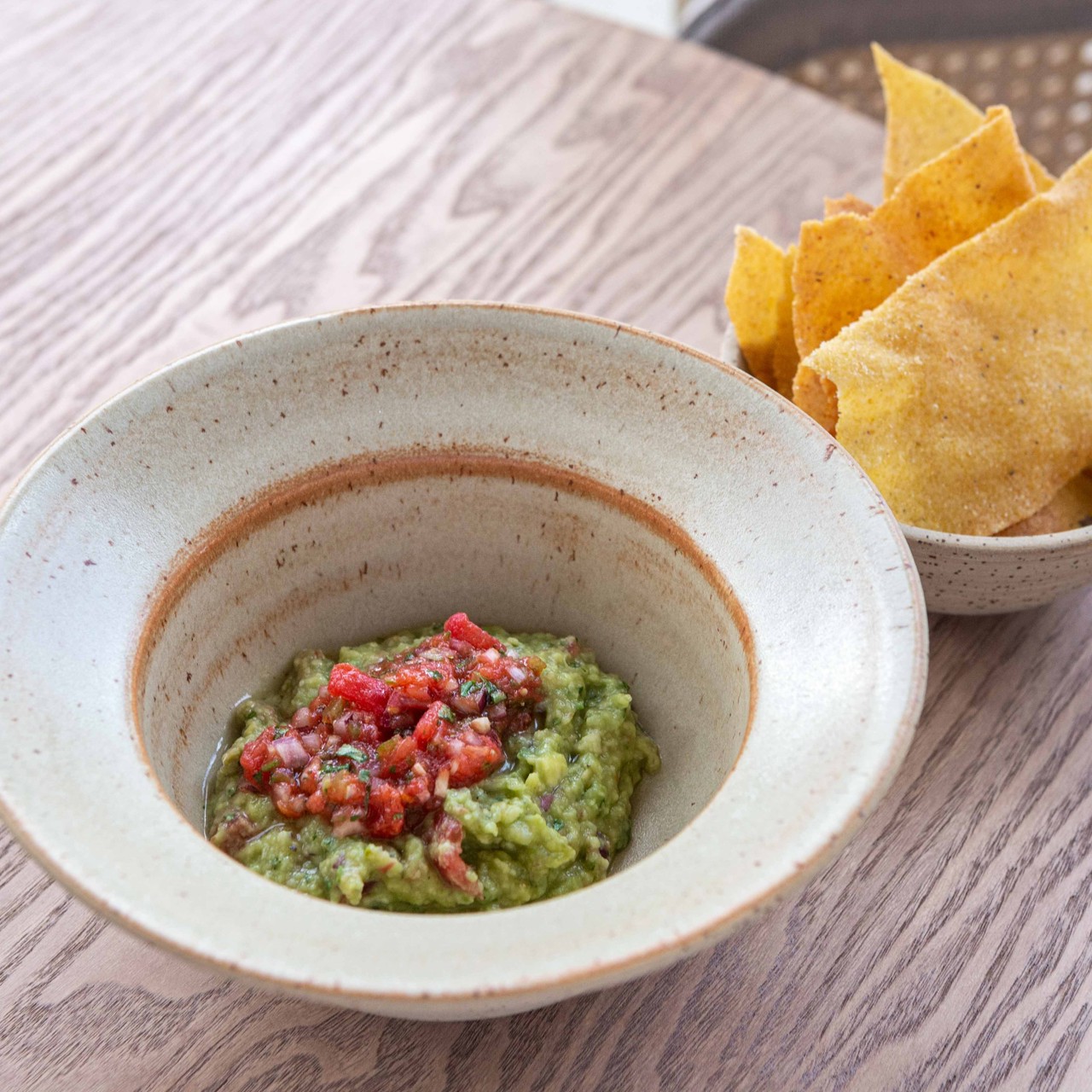 Гуакамоле с томатной сальсой