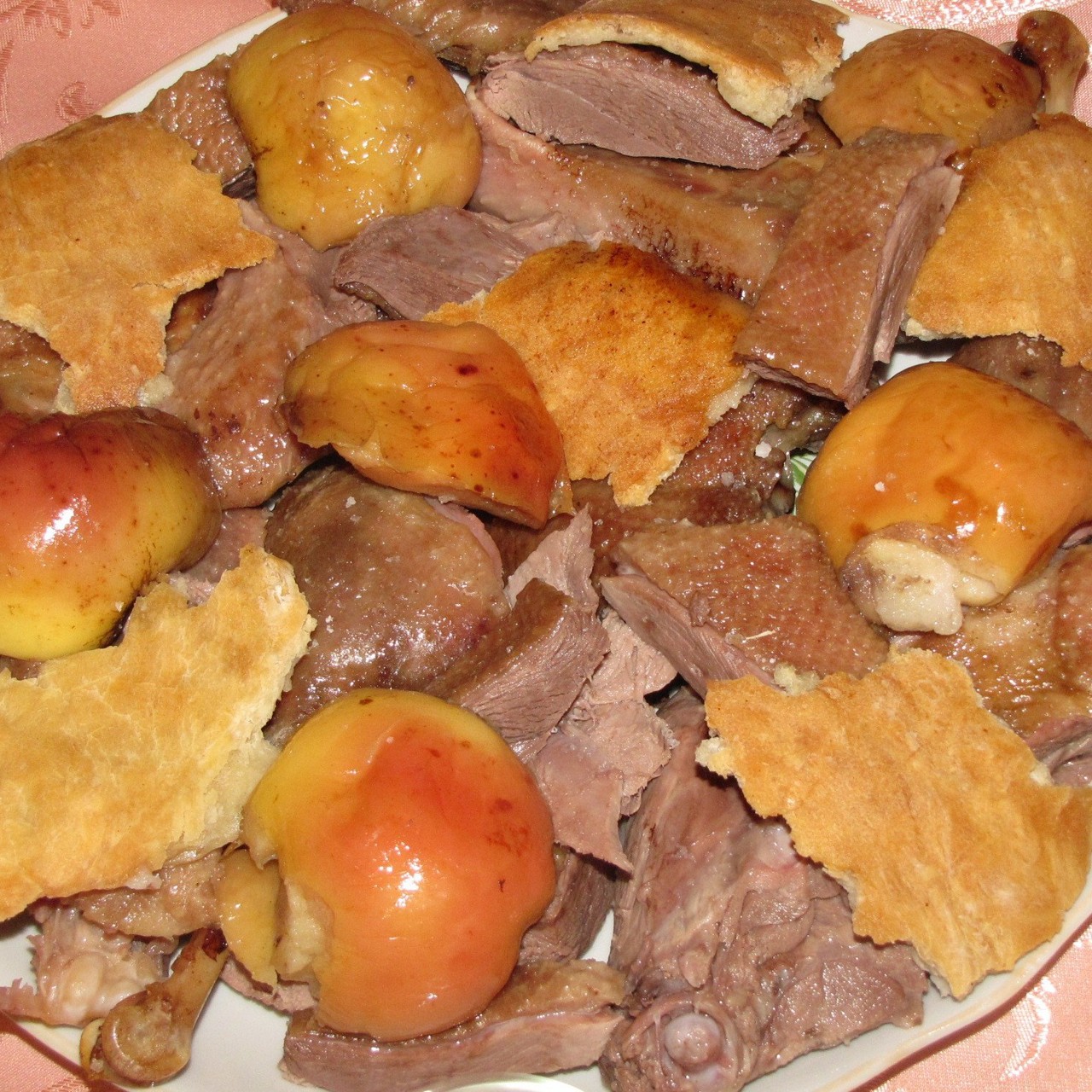 Гусь в тесте, фаршированный яблоками