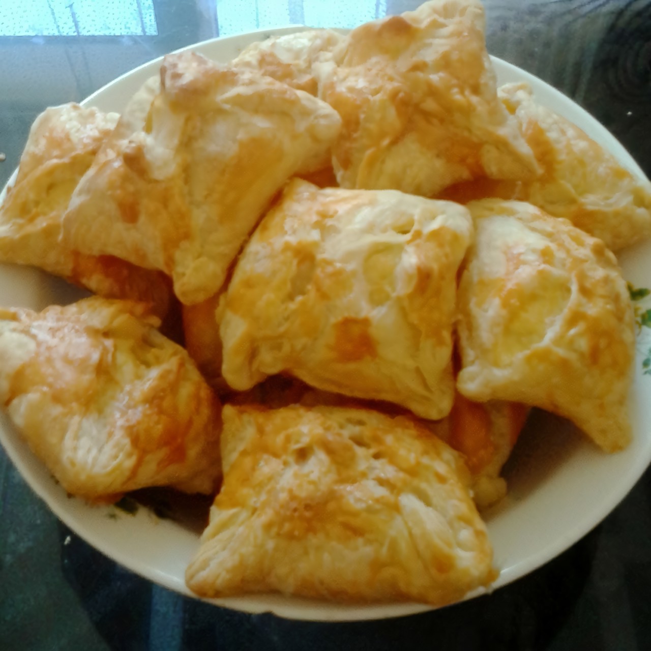 Хачапури с сыром сулугуни и яйцом