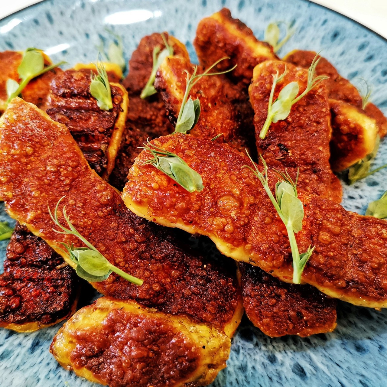 Халуми с карри на сковороде