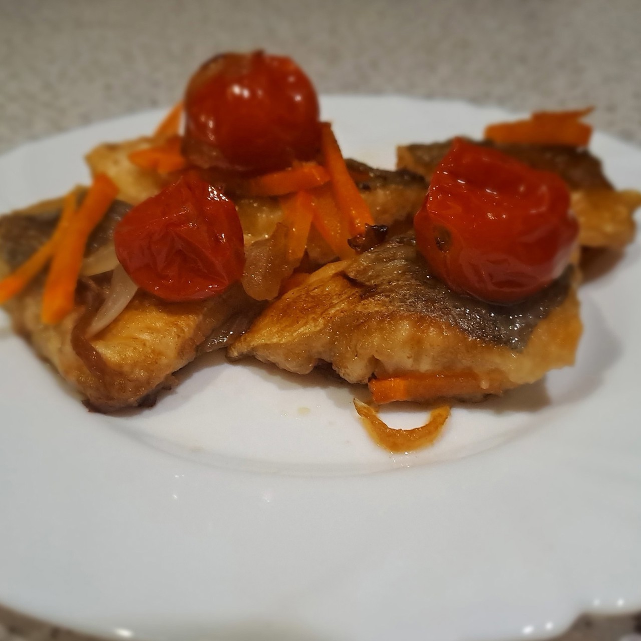 Хек с овощами на сковороде