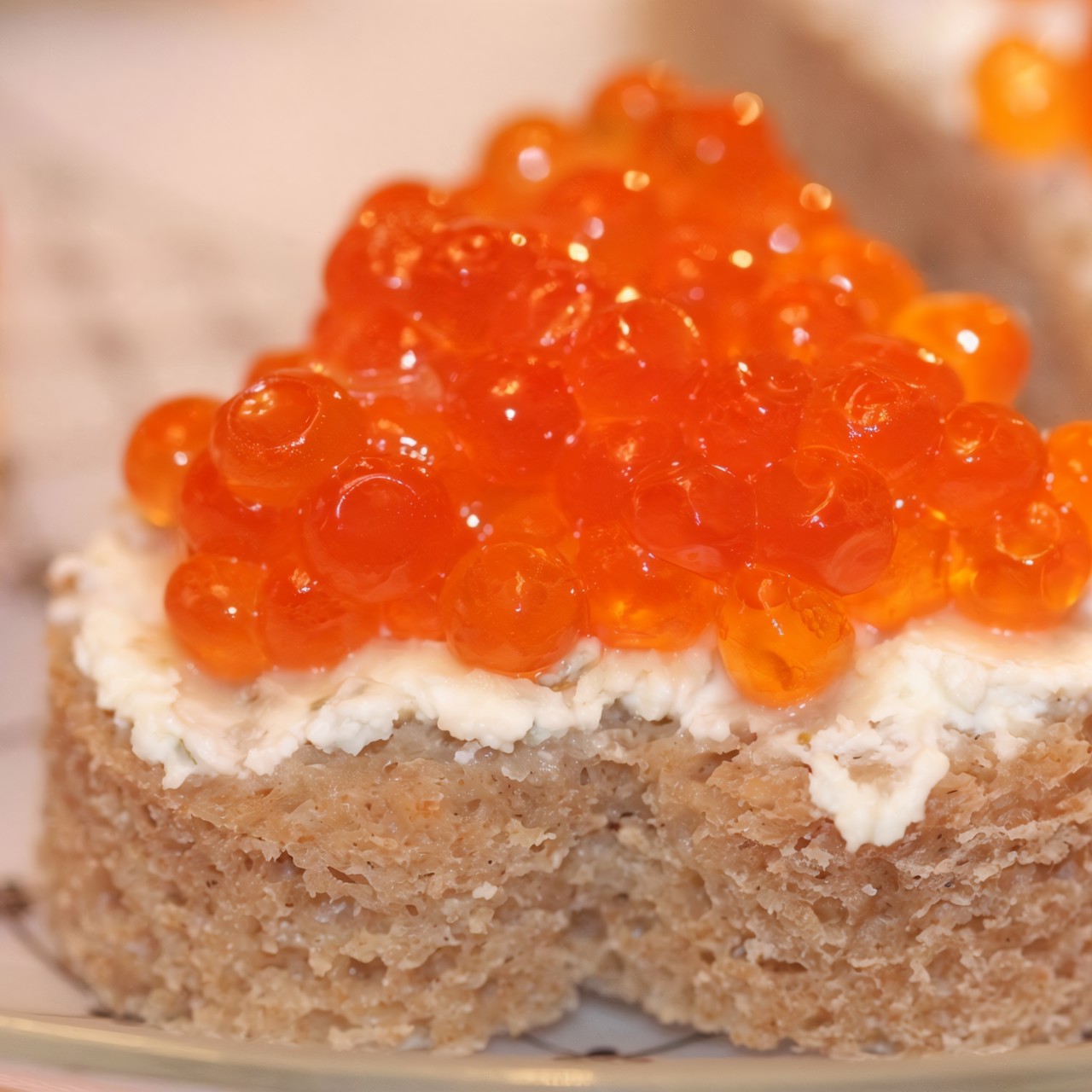 Хлеб с мягким сыром и красной икрой