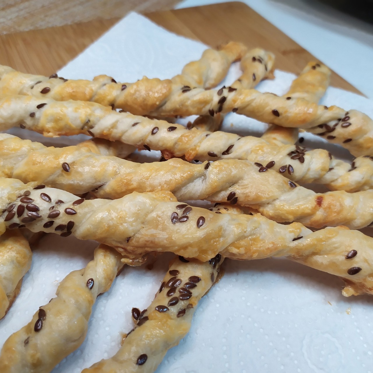 Хлебные палочки с сыром и семенами льна