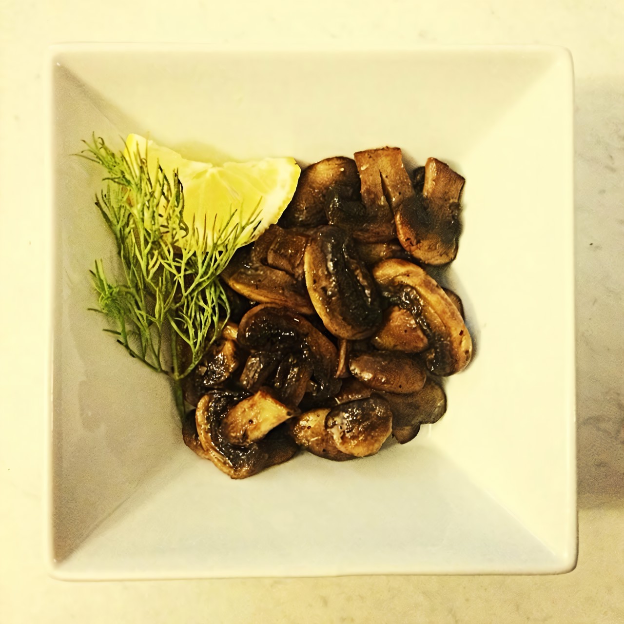 Холодная закуска из грибов с лимонами