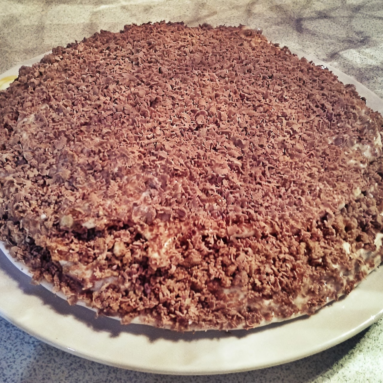 Холодный пряничный торт со сметанным кремом и бананами