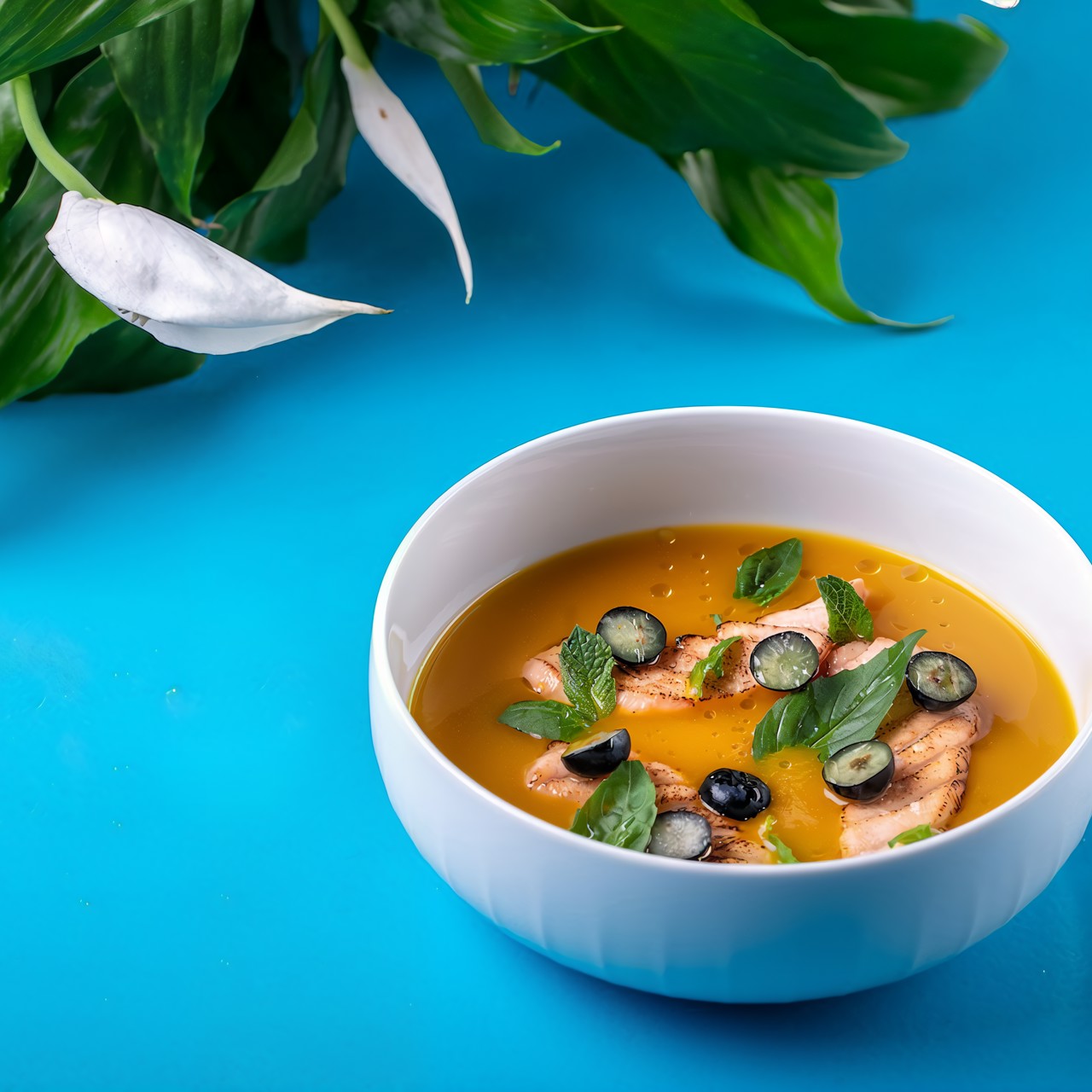 Холодный манговый суп с форелью, голубикой и базиликом