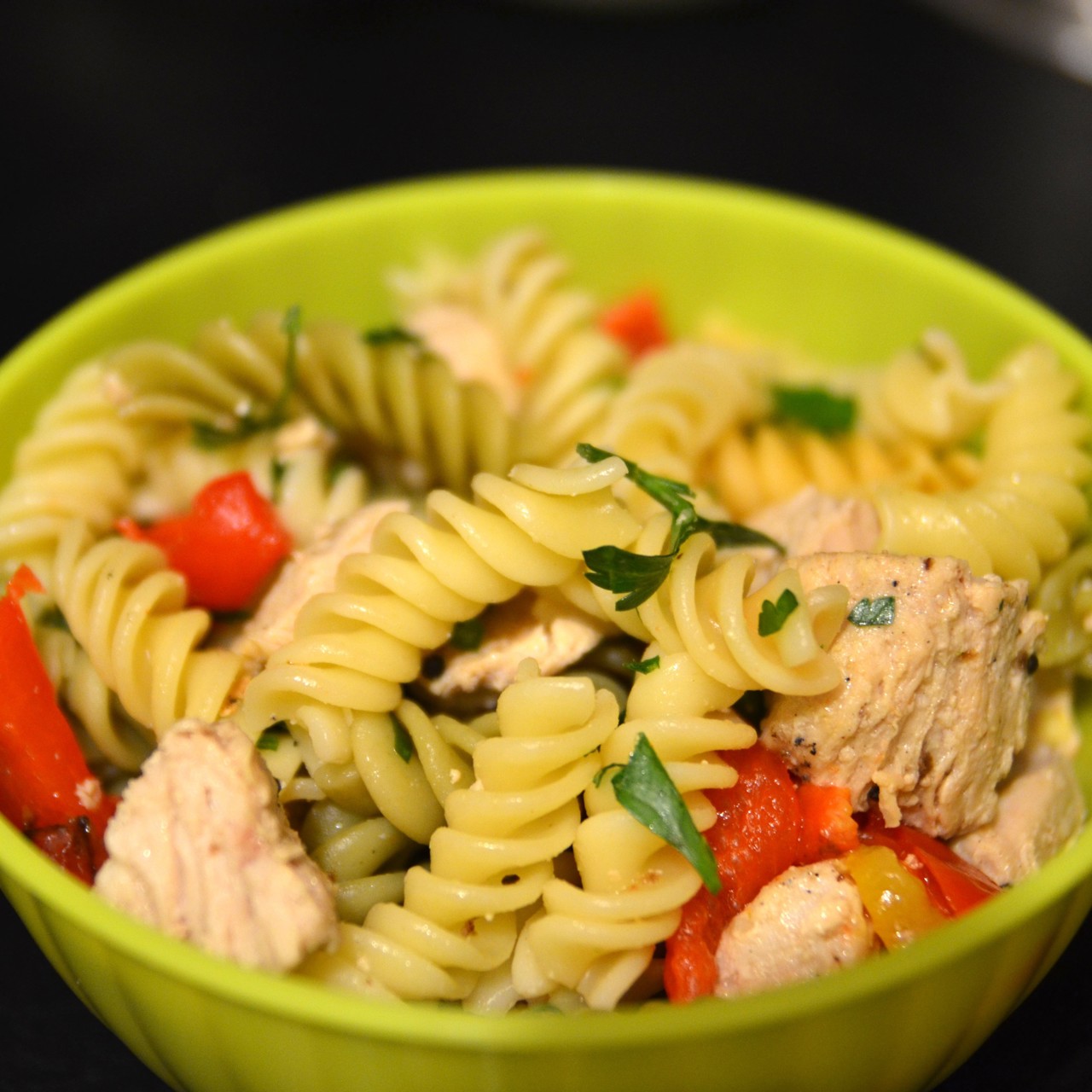 Холодный салат с фузилли, индейкой и сладким перцем