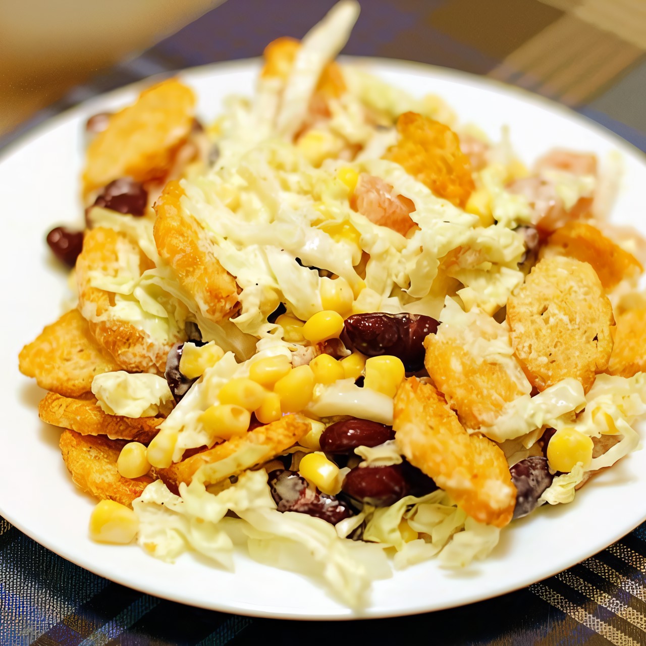 Хрустящий салат с пекинской капустой, кукурузой и сухариками