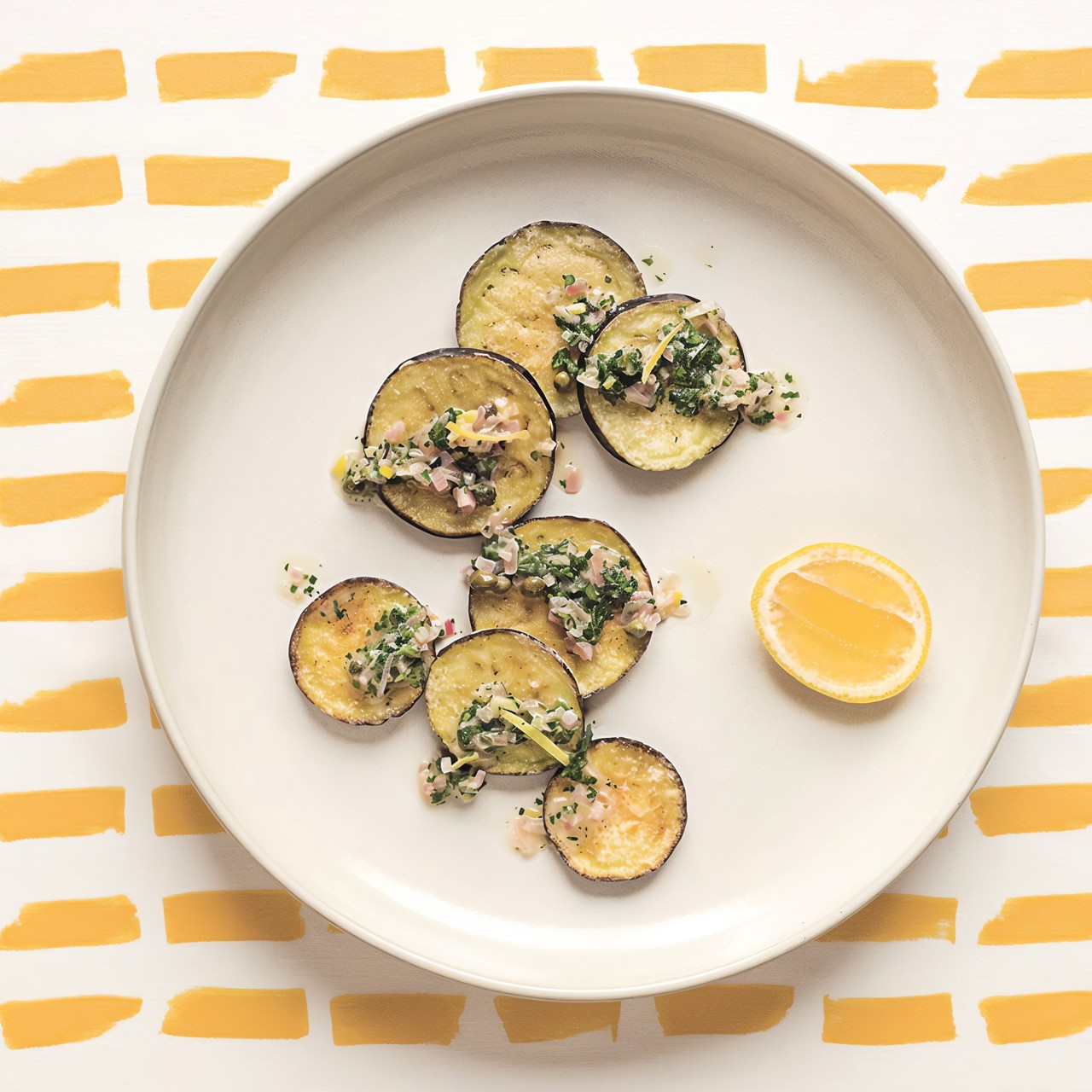 Хрустящие баклажаны с соусом из лука-шалота