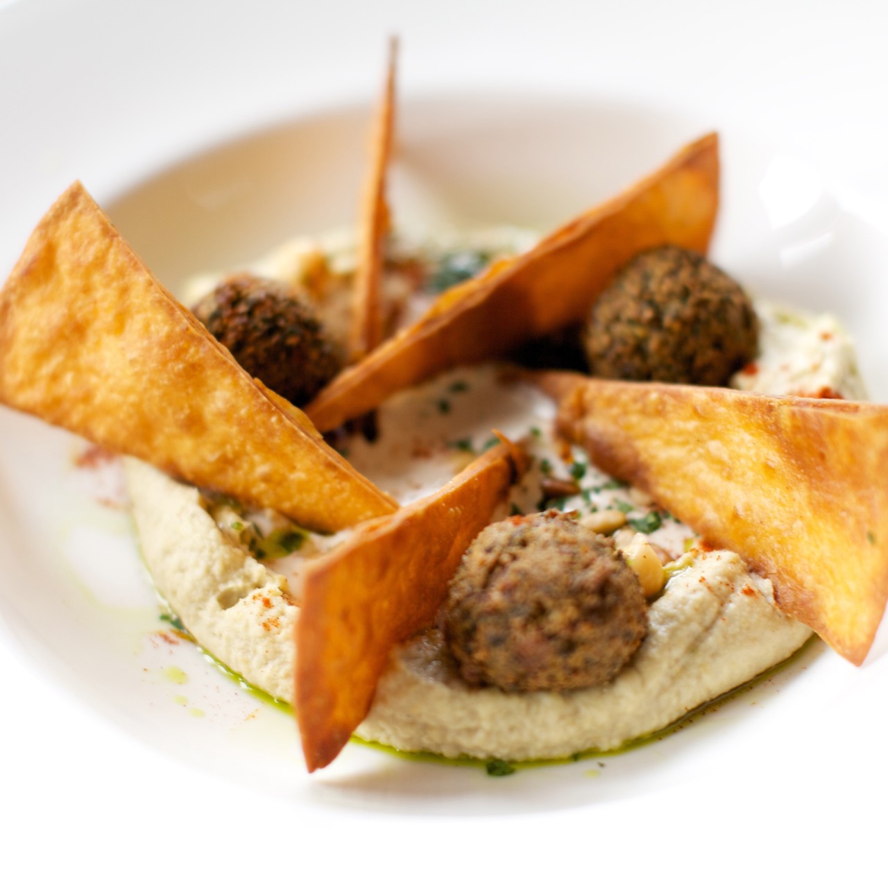 Хумус с печеным перцем и фалафелем