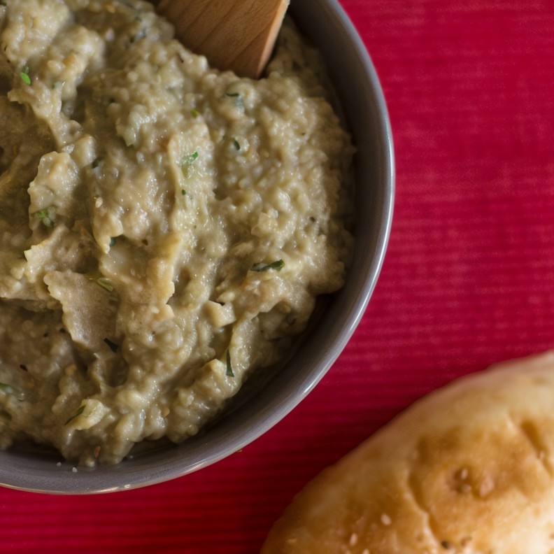 Икра из баклажанов с зеленью и оливковым маслом