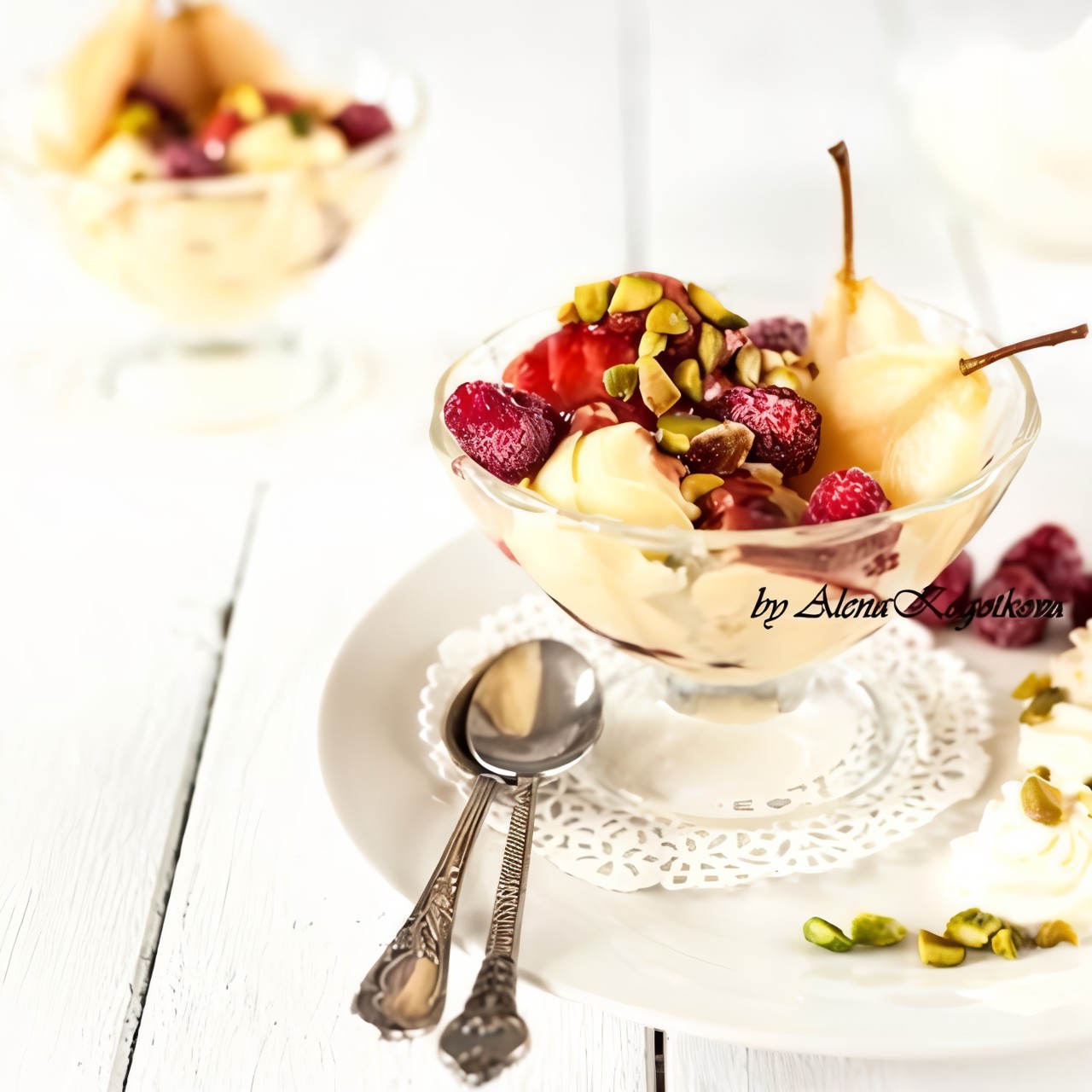 Имбирное мороженое с пряной грушей под малиновым соусом