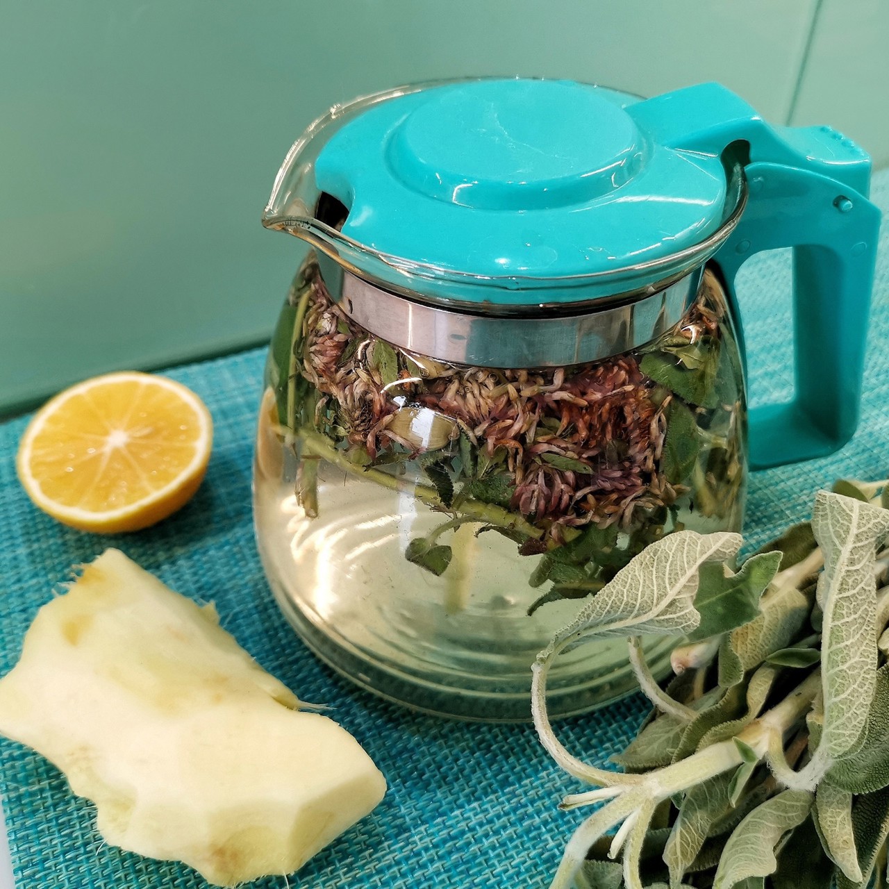 Имбирный отвар с клевером и шалфеем