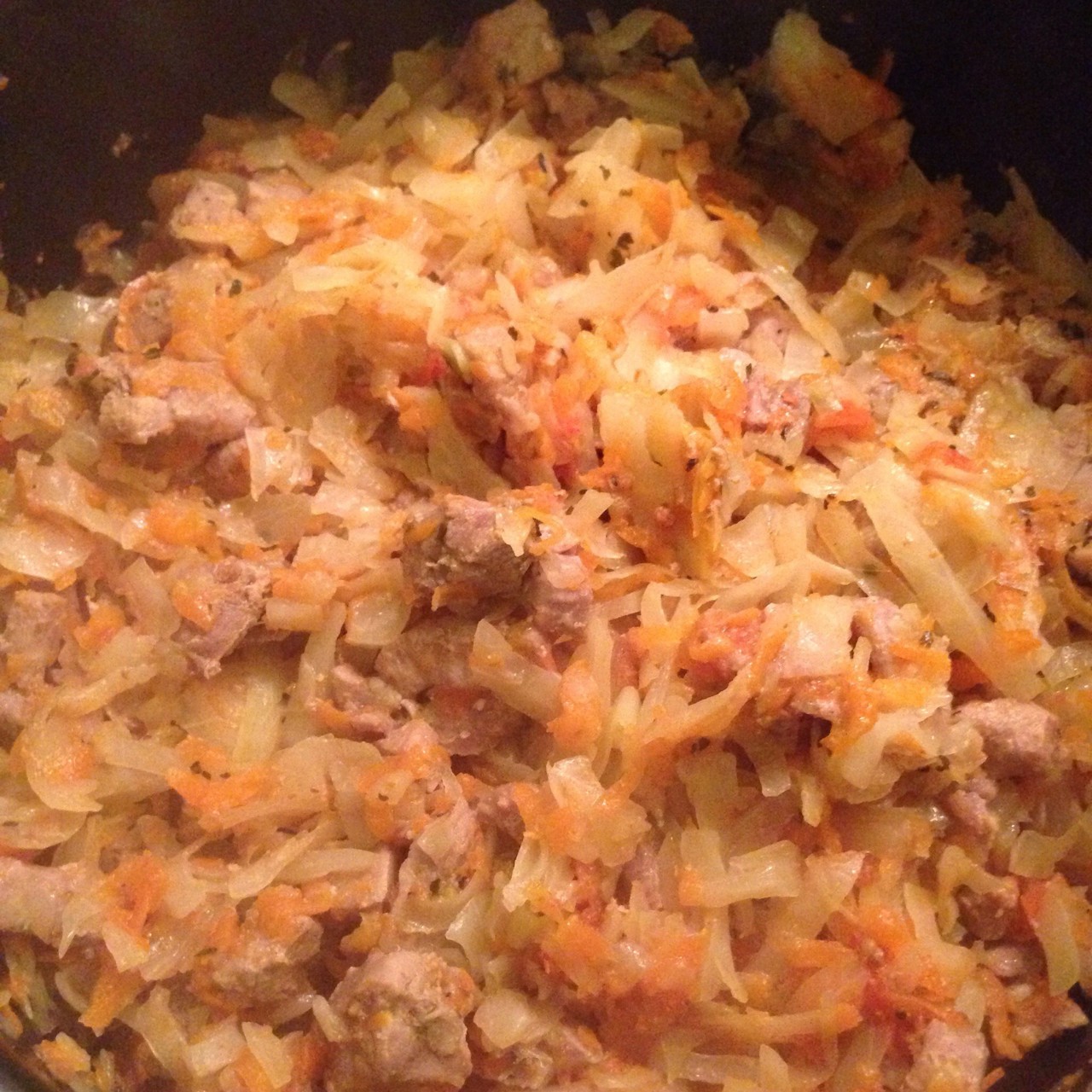 Индейка, тушеная с капустой и томатами