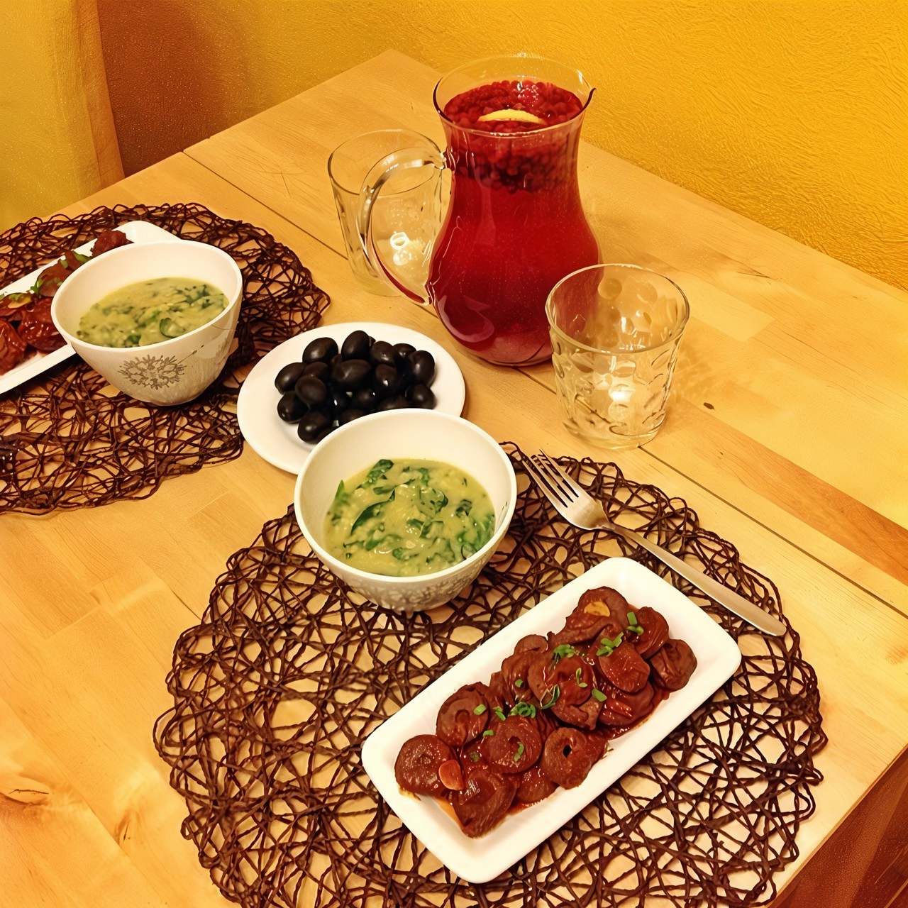 Индюшачьи сердца в соусе из копченой паприки с пюре из желтой чечевицы со шпинатом