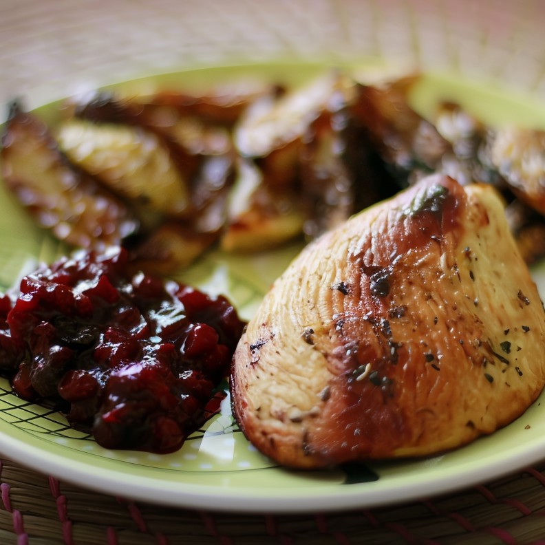 Индюшачья голень с печеной картошкой и клюквенным соусом