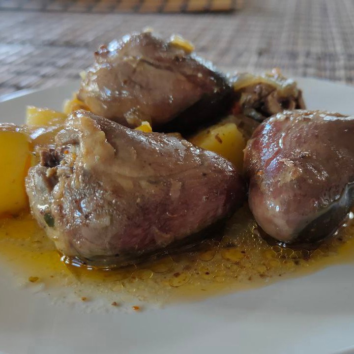 Индюшачьи сердечки с луком и картофелем