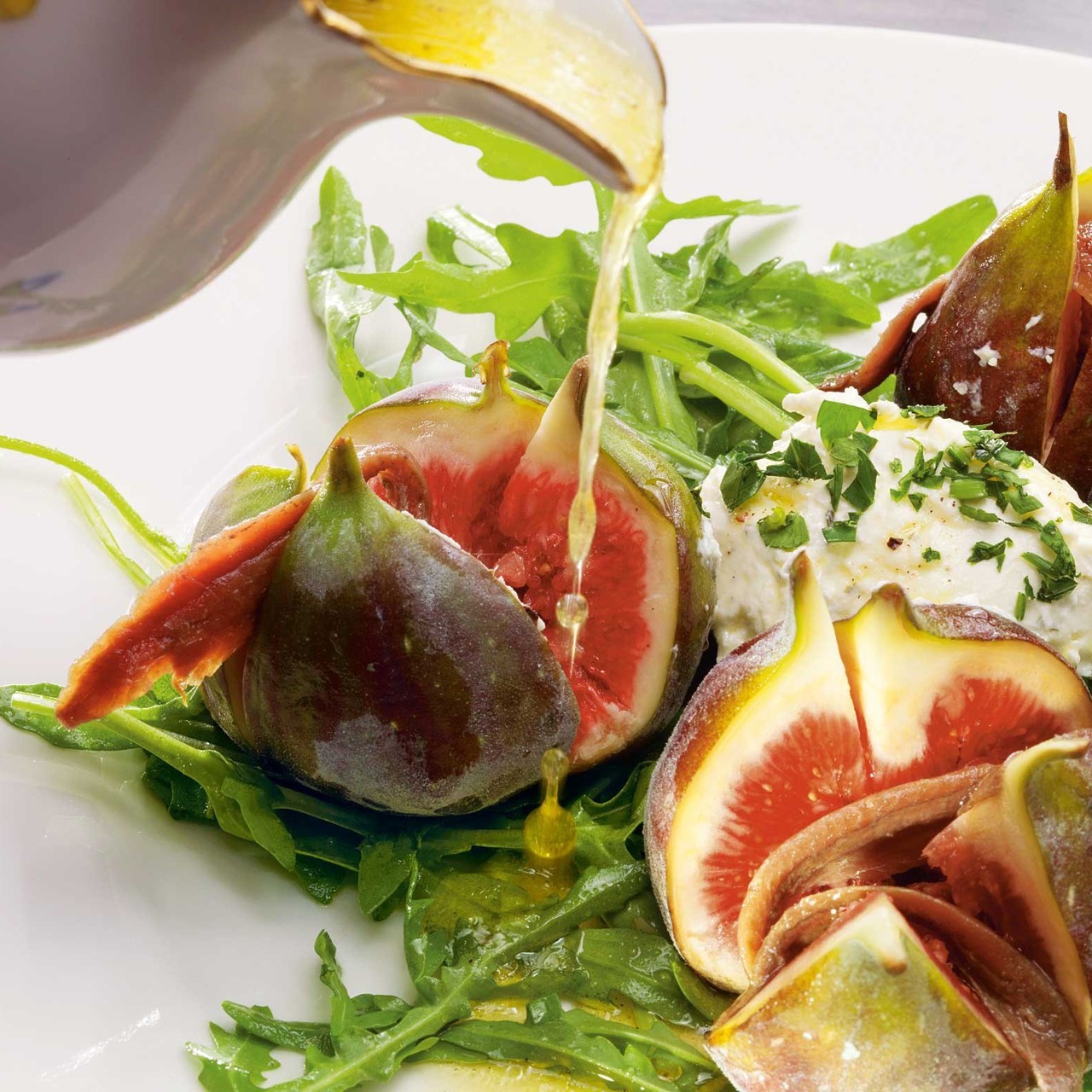 Инжир с анчоусами, творожным сыром, медовым соусом и рукколой