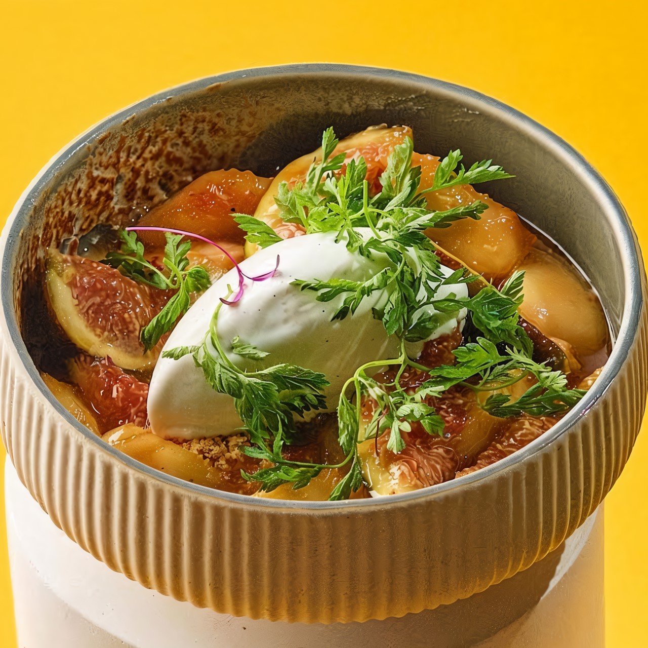 Инжир с персиками и ванильным мороженым