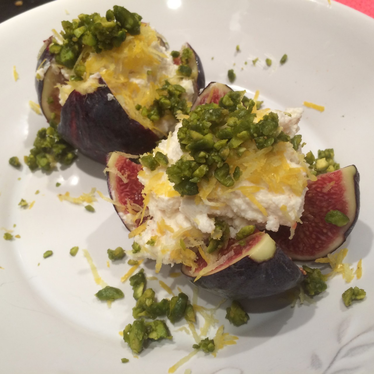 Инжир с рикоттой и фисташками